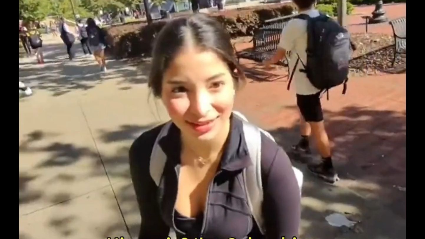 捷克街头搭讪-黑色双马尾的泳装人妻